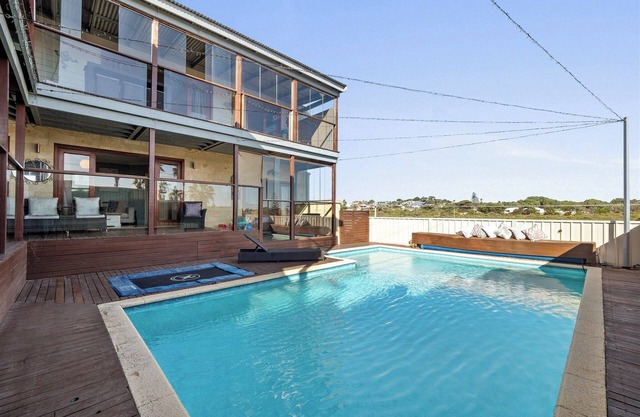 Halls Head Hideaway with Pool – Near Beach & Town