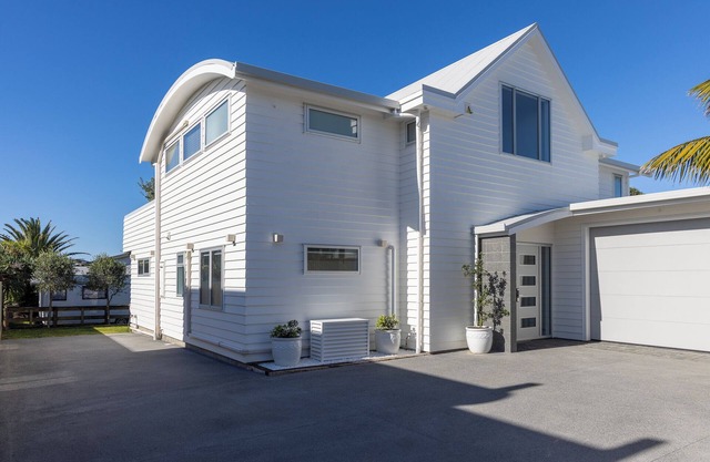 Hampton Views - Luxe Beachfront Retreat