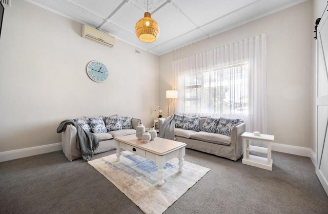 Hamptons Bungalow at Semaphore - 3BR, Parking, BBQ