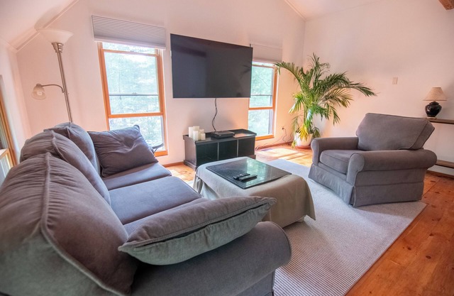Hamptons Haven: Sunny 1-bedroom oasis with modern comforts near the bay!