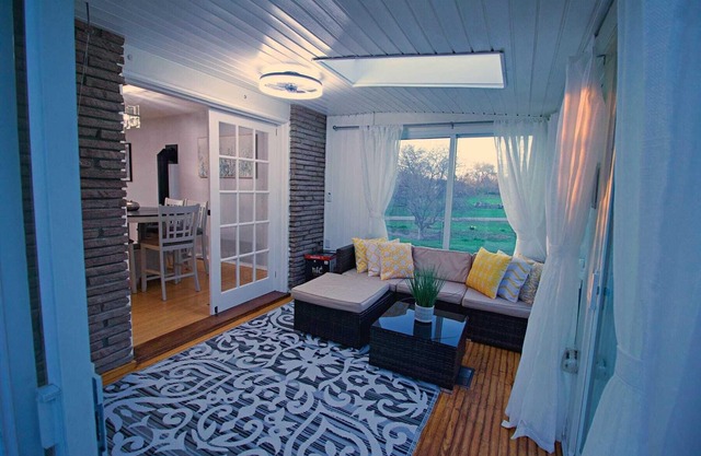 Hannah's Paradise! Quaint family gathering home with hot tub & large space