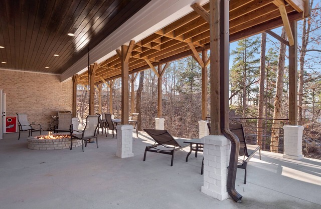 "Happy House"-Luxury, large firepit, 2 living areas