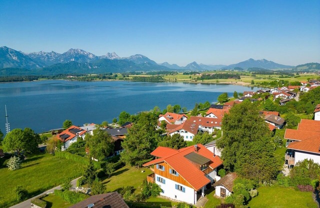 Happy Place - Modern penthouse with the best view of Lake Hopfensee & the mountains