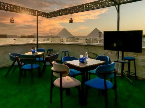 Happy Pyramids Boutique Inn