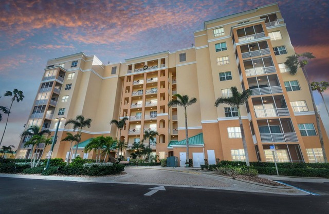 Harbor Towers - Burnt Store Marina! Home to Boating, World Class Fishing, Golf!