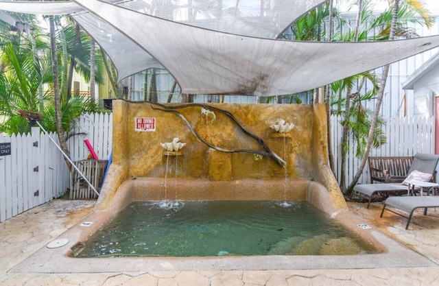 Harbor Walk Hideaways - The Pilar's Cottage | Downtown with Pool