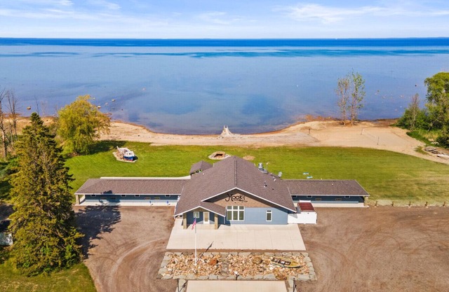 HarborBeach Haven & Event Lodge! 300' of Lakefront