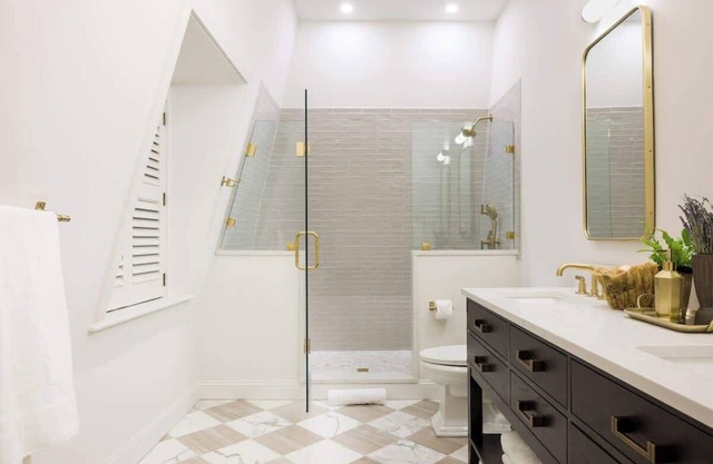 Harborview Suite – Harbor Views & Timeless Luxury