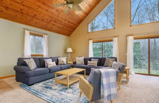 Harborwood Hideaway · Sleeps 16 ·Near St. Joe & South Haven