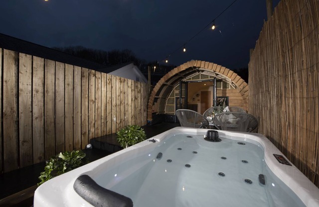 Harbour Hideaway - pet friendly chalet with hot tub that sleeps 2 guests in 1 bedroom