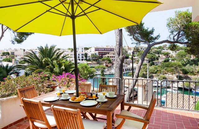 Harbour View 1 Holiday Apartment by the Sea in a Lively Fishing Village in Cala Figuera