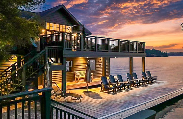 Hard packed Sandy Beach, spacious 7 brdm 6 bath! Boathouse Sleeping & Sundeck!