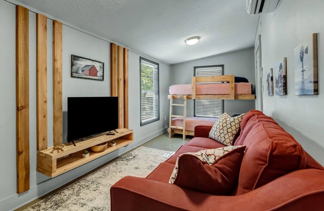 Harvest: King Bed+Bunk Beds, Walk to A&M Campus