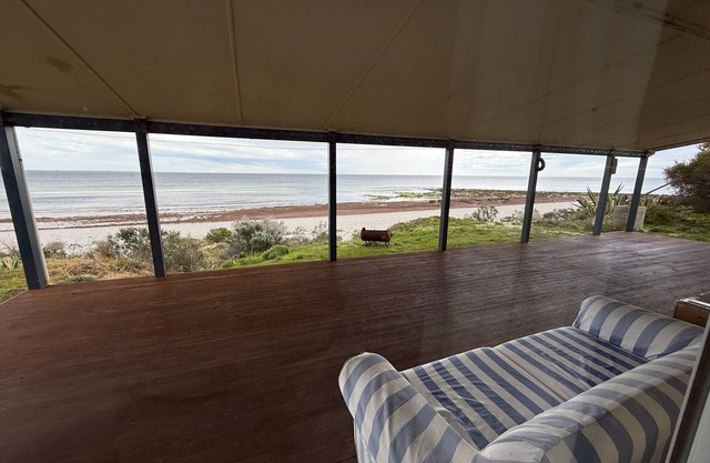 Haven at Hardwicke-Absolute beachfront! Off Peak Special!