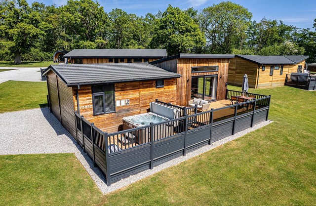 Hawthorn Lodge | sleeps 4 - Hot Tub, Dog Friendly - 5* Visit England
