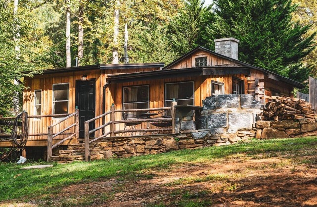 Hawthorne Cabin ~ NEW ~ Romantic ~ Unique ~ Serene