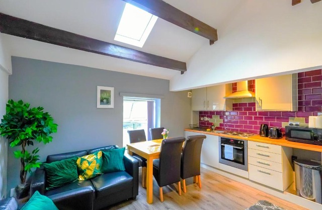 Headingley 2 Bedroom first floor cottage flat Near Universities shops& Park