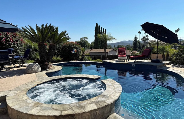Healing Retreat Getaway! Salt water pool, jacuzzi, lawn bowls, goat yoga