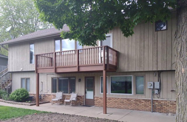 Healthcare Workers!! 2 BR 1 Ba Lower Level Suite, Private Backyard.