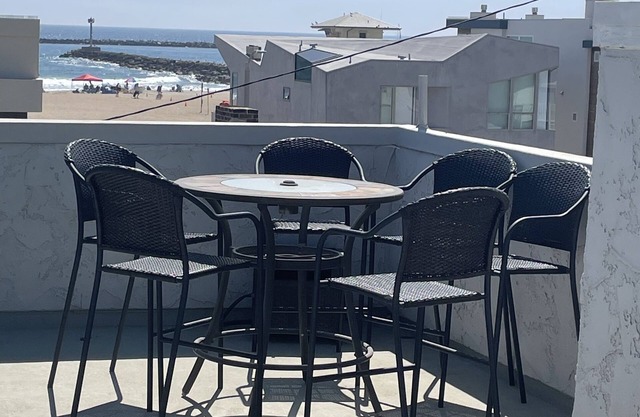 Hear the Surf from the Rooftop deck! 3Bed/2Bath