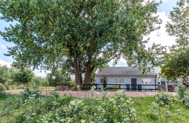 Hearnshaw Cottage, prime spot in village