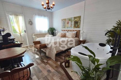 Heart Cabin: Romance, Bathtub & Nature