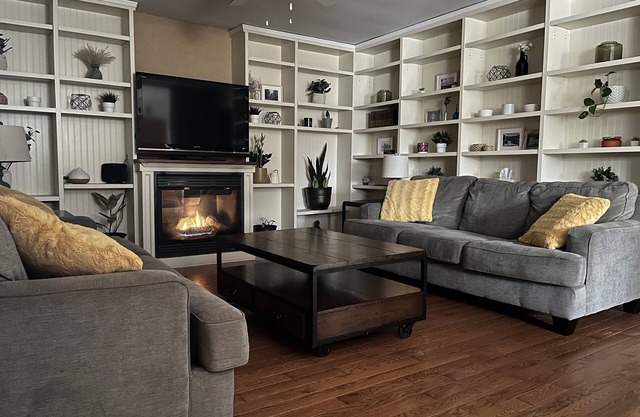 Heart of downtown w/private backyard. Walk to Elora Mill!