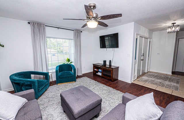 Heart of South Lakeland in adorable neighborhood!