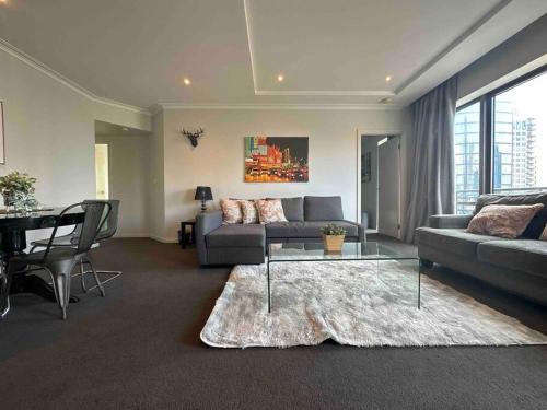 HeartCBD LUX Top Floor 2 Bedroom/Pool/Spa/GYM