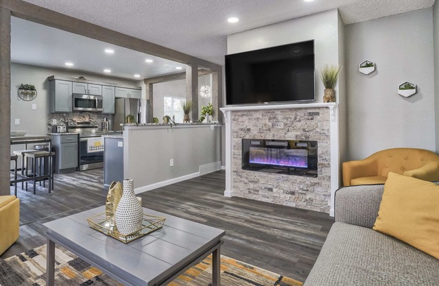 Hearth Loft - King Workspace Hot Tub BBQ Views