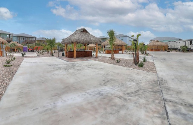 Heat Pool, In Town, Dog Park, Fishing, WIFI, Laundry Room, Walking Paths