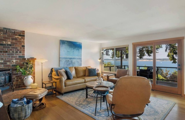 Heated Deck! Whale Watching! Stunning Views 3 bed Dog Friendly Home w/Hot Tub ADA