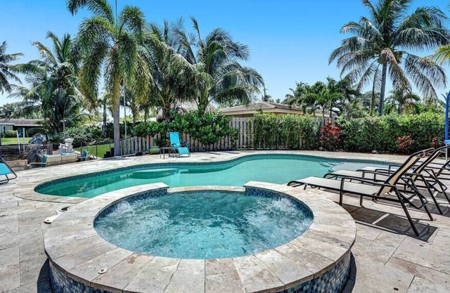 Heated Jacuzzi &Pool~Waterfront Villa By Beach