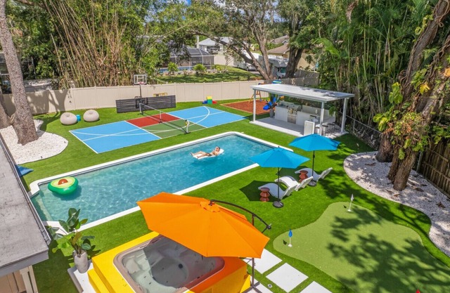 Heated Pool 9BR/Sleeps32 Pickle/Basketball Theater