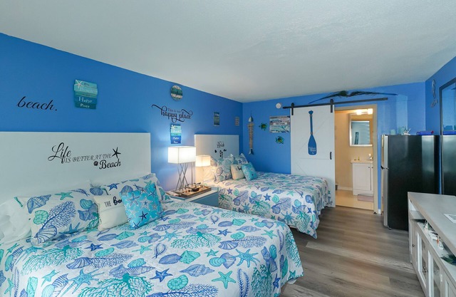 Heated Pool, Fireplace, 70" TV, Marina Front, Tiki Bar and Grill