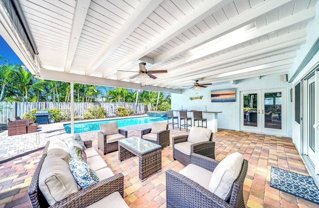 Heated Pool + Hot Tub! Close To Beach & Shops!