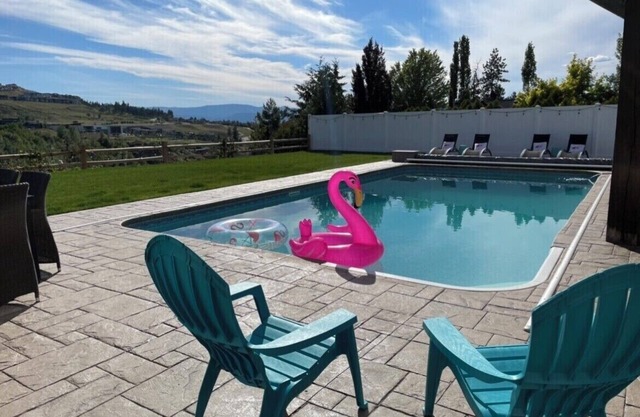 Heated Pool, Hot tub, Chef’s Kitchen, Tesla charging, Sleeps 12