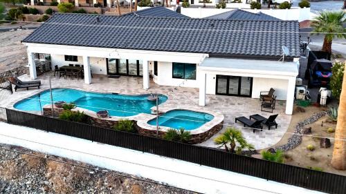Heated Pool, Hot tub, Game room, King bed, BBQ with Lake Havasu views!