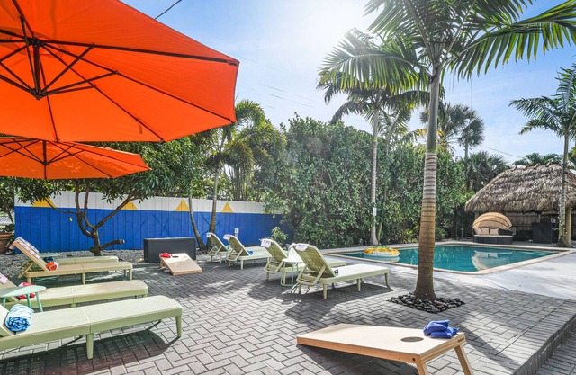 Heated Pool | Near Beach | Tiki-Cabana | Lakefront