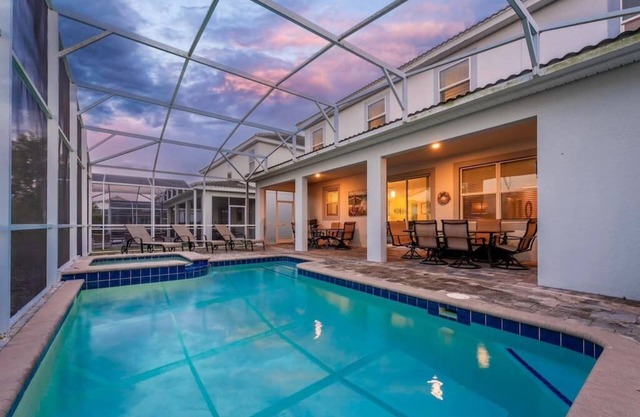 Heated Pool + Resort + Free Waterpark + Lazy River