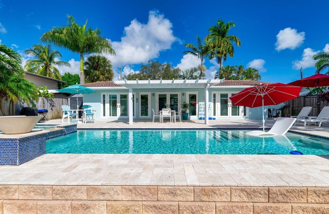 Heated Pool/spa + cable TV! Centrally Located.Beach+DWTN FTL+Hard Rock Casino