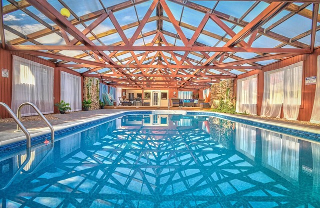 Heated Salt Water Pool and Lrg Home l Spring Break! Close to Soccer + Royals