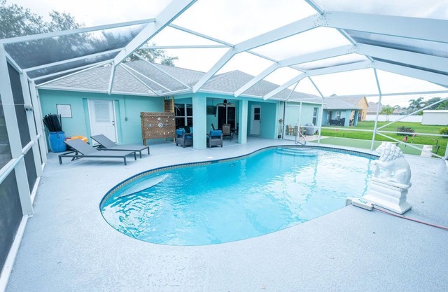 Heated Salt Water Pool Home- Sleeps 12- Putting Green