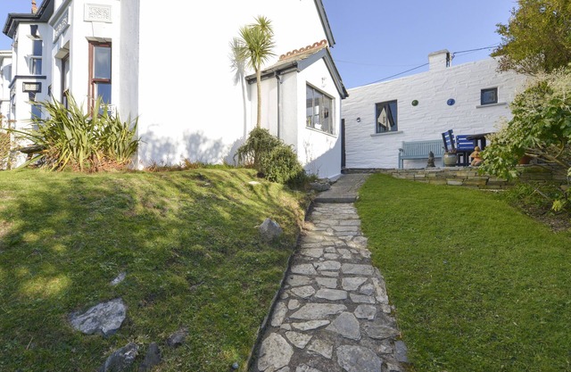 HEATHERDALE, pet friendly, country holiday cottage in Treknow