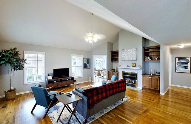Heathwood Hideaway with Cozy 3-bedroom house just outside the city limits