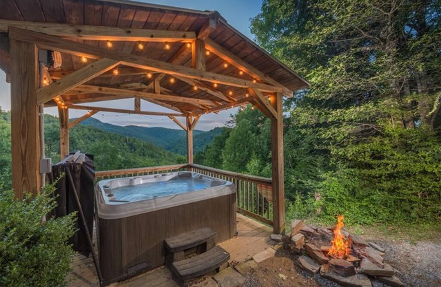 Heavenly Mtn Views, Hot Tub+Fire Pit+Grill, Fireplace, WiFi, Hike, Close to BRP!