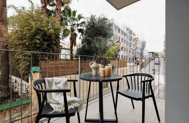 Hebron - 2 bedrooms and office in Gràcia