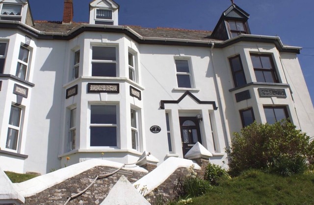 HEIGHTLEY HOUSE, pet friendly, country holiday cottage in Treknow