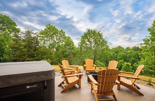 HELLO Autumn! Luxury Home on The General - Golf Simulator, Hot Tub, VIEWS!