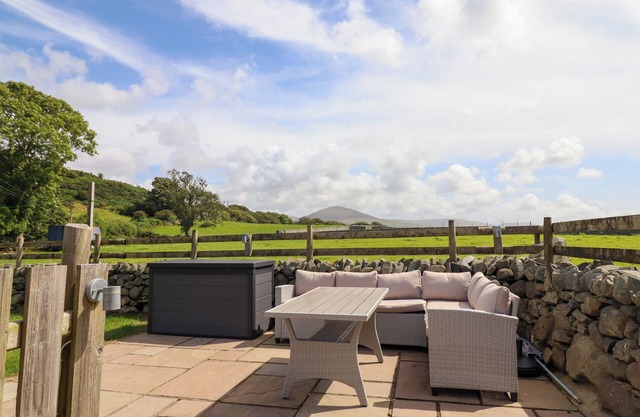 HEN ARGOED COTTAGE, pet friendly, with open fire in Llanfair
